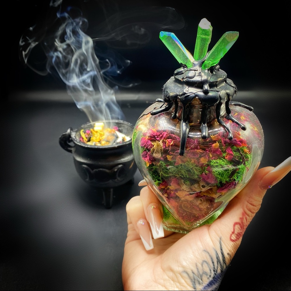 Just a little witchy shop with little witchy things!